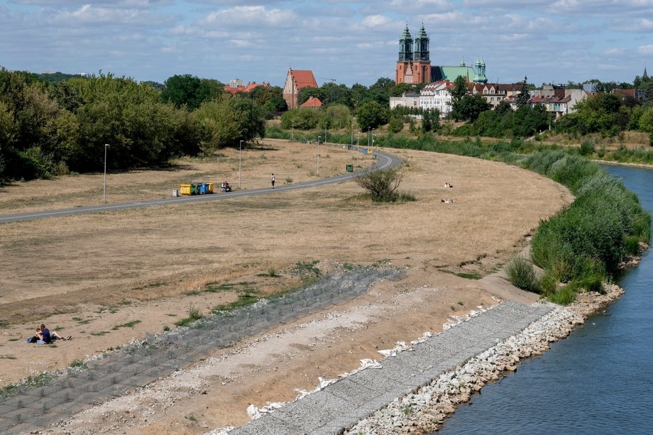 Rzeka Warta. Susza w mieście. 27.07.2022 Poznań 