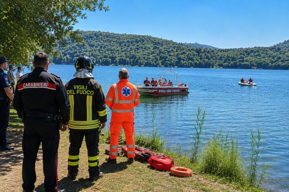 NESTAO MUŽ MINISTARKE ZA PORODIČNA PITANJA Drama u Italiji: Bili zajedno na čamcu, a onda je UPAO U JEZERO, u potragu uključene sve službe