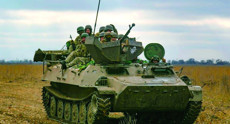 Ukraiński MT-LB z wkm DSzKM podczas operacji wyzwolenia obwodu chersońskiego (listopad 2022 roku).