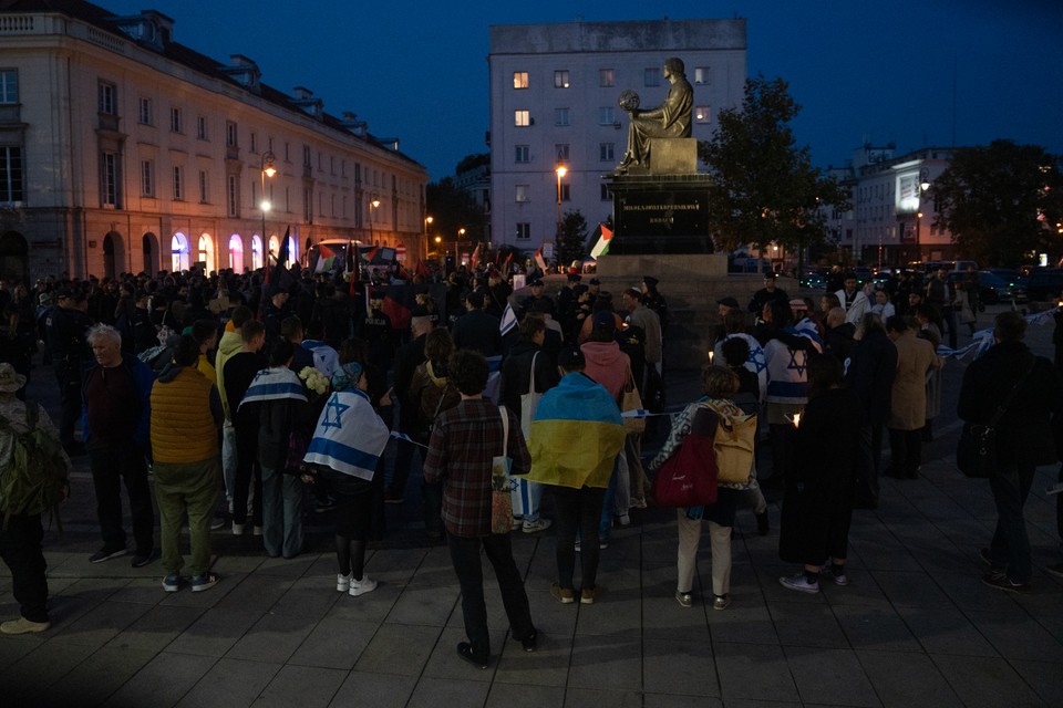 Protest Palestyńczyków pod pomnikiem Kopernika