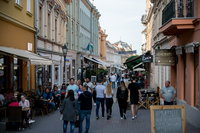 Pécsen alaposan megszaladt az esti buli: utcabállá változott a belváros – Videó