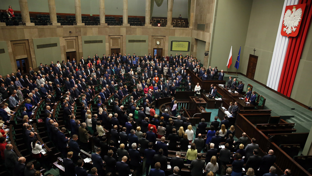 Osoby niebędące rolnikami będą mogły kupować bez ograniczeń działki o powierzchni mniejszej niż 0,3 ha - zakłada jedna z poprawek Senatu do ustawy o wstrzymaniu obrotem ziemią rolną przyjętych dzisiaj przez posłów.