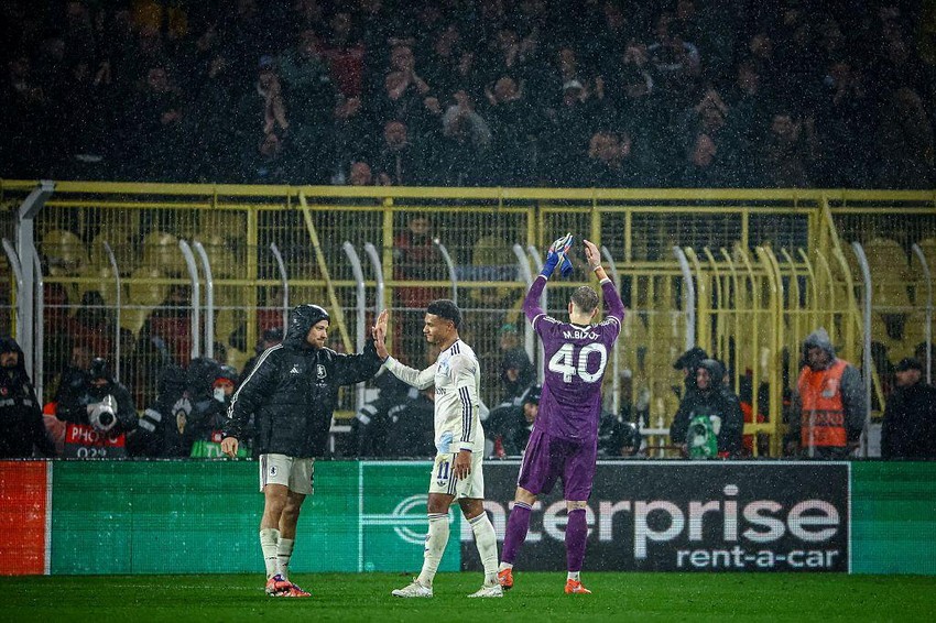 Kavez u kojem su bili zaključani navijači Aston Vile u invalidskim kolicima može da se vidi iza igrača gostujućeg tima na ovoj slici | Foto: Getty Images