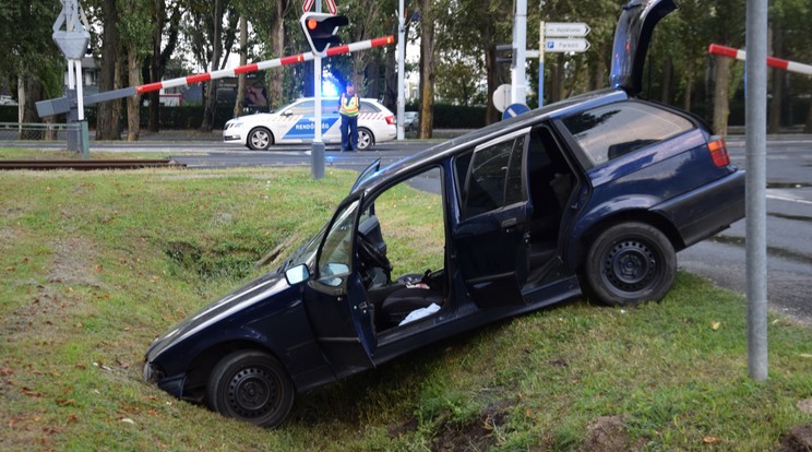 A támadó társaság autója a bűntett után az árokban kötött ki /Fotó: Police.hu