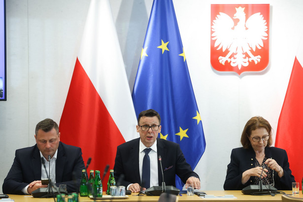 Przewodniczący komisji, poseł PiS Marek Ast (C) oraz wiceprzewodniczący komisji poseł KP Krzysztof Paszyk (L) i posłanka PiS Anna Milczanowska (P)