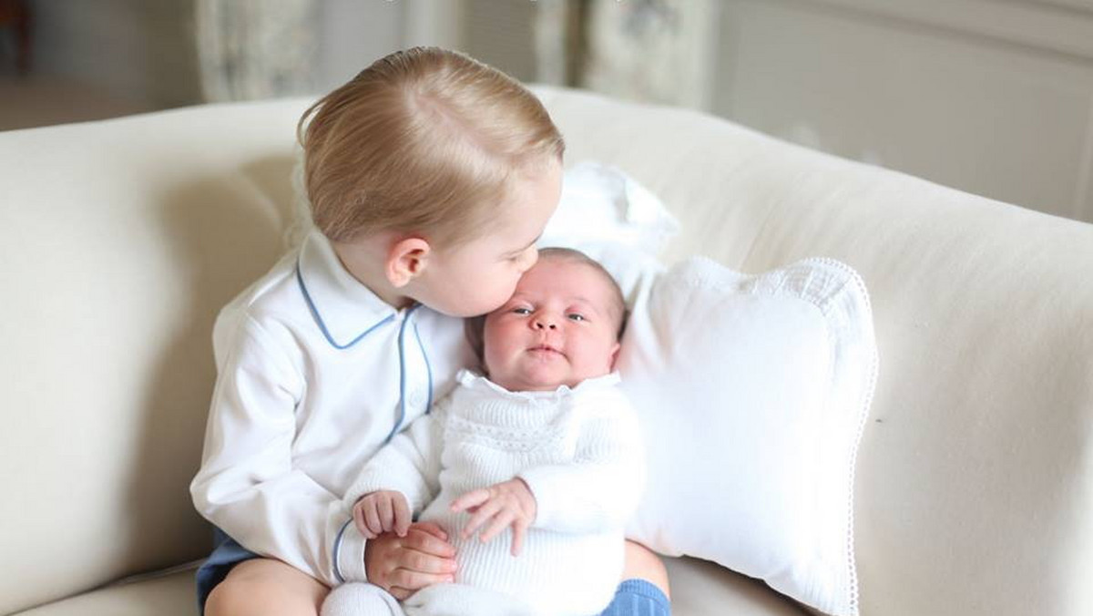 Sesja zdjęciowa księżniczki Charlotte i księcia George’a obiegła błyskawicznie cały świat. Zdjęcia wykonała księżna Kate a opublikował je Pałac Kensington. Rodzeństwo wygląda na nich naprawdę uroczo. Wiemy kto zaprojektował ubranko dla Charlotte. Okazuje się, że za wybór stroju nie odpowiadała mama!