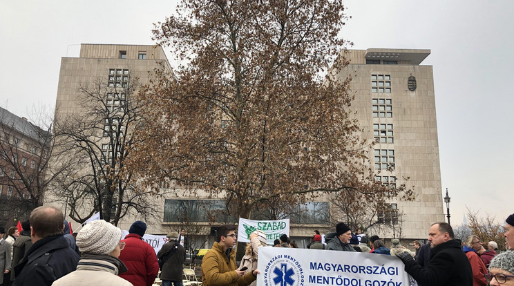 Megkeződött a tüntetés a Kossuth téren