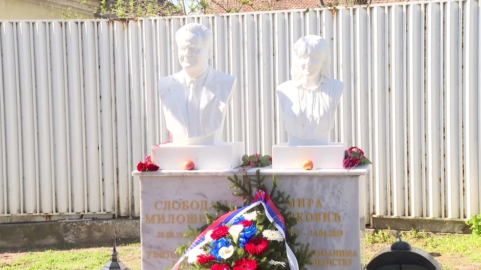 U dvorištu porodične kuće su sahranjeni Slobodan i Mirjana