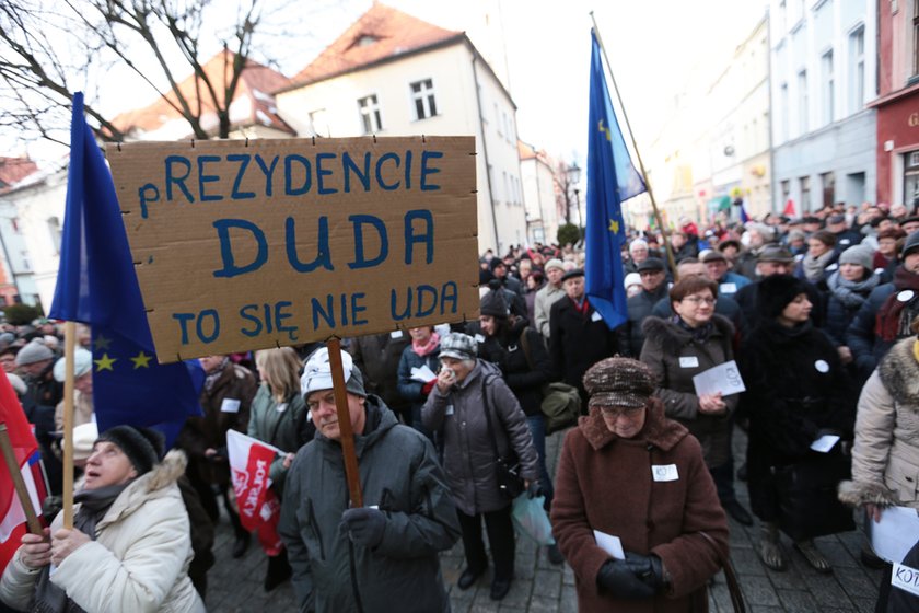 Ostre słowa na transparentach na manifestacji KOD