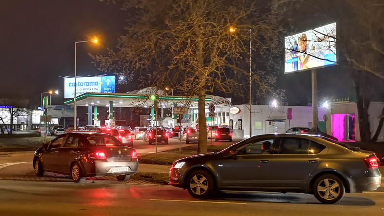 Kolejka na stacji paliw w Warszawie