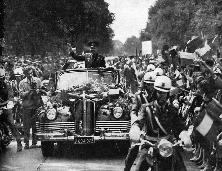 Owacyjne powitanie Jurija Gagarina przez mieszkańców Warszawy (1961)