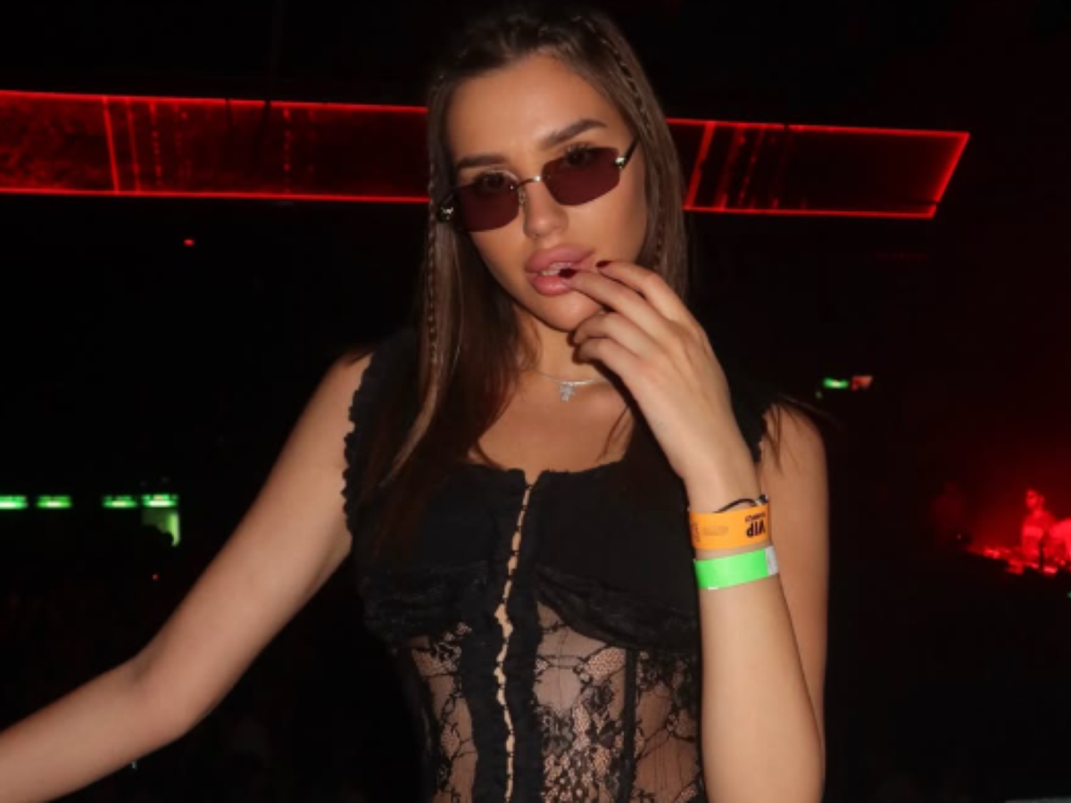 Lara Čolić privukla pažnju providnim korsetom u VIP loži