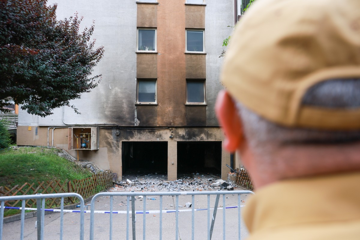 Uszkodzony przez pożar budynek mieszkalny w podwarszawskich Ząbkach.