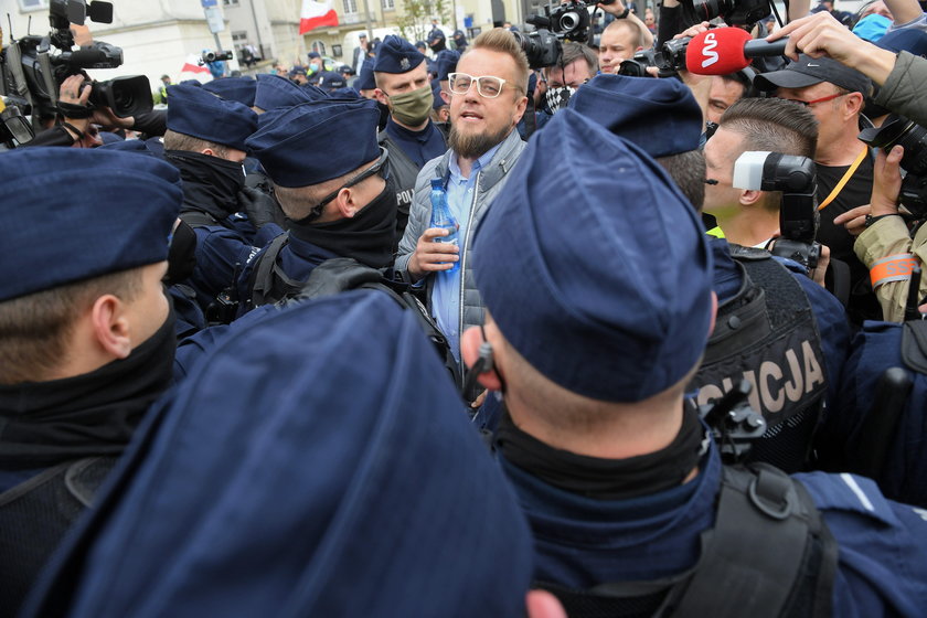 Tak Tanajno atakował policjantów. Sami oceńcie: to atak, czy przypadek?