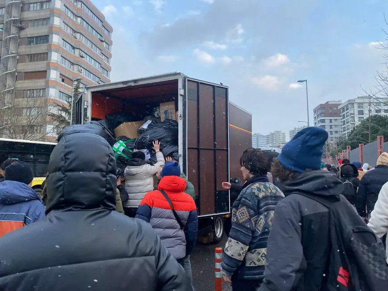 W Stambule ludzie pakują do samochodów żywność i kierują transporty na wschód kraju