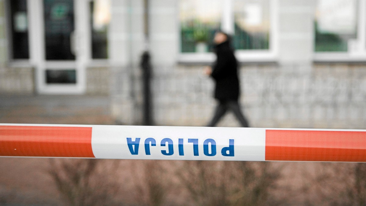 Łódzcy policjanci zatrzymali kolejne dwie osoby związane z grudniowym napadem na placówkę bankową w gminie Warta w powiecie sieradzkim (Łódzkie). Obaj mieli przechowywać broń, która posłużyła do przestępstwa. Grozi im za to do 8 lat więzienia.