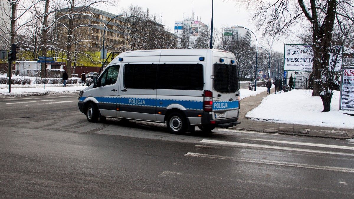 Białostoccy policjanci zatrzymali dwie pijane matki, które opiekowały się czwórką dzieci w wieku od 4 miesięcy do 8 lat. Dzieci trafiły pod opiekę swoich ojców a kobiety do Izby Wytrzeźwień. Teraz 30 i 40-latka za swoje nieodpowiedzialne zachowanie odpowiedzą przed sądem.