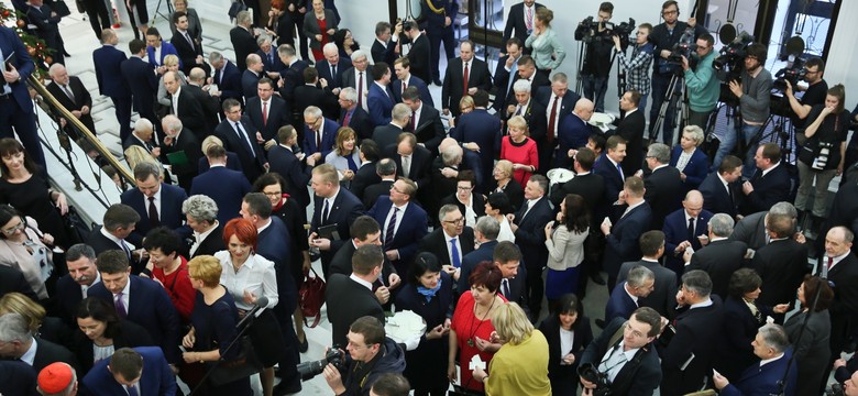 Szydło złożyła życzenia Petru. Opłatek w Sejmie na ZDJĘCIACH