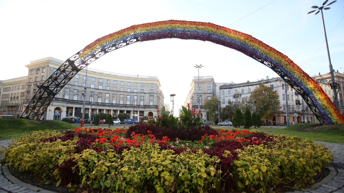 Częściowo spalona instalacja „Tęcza Julity Wójcik na placu Zbawiciela w Warszawie, 2012 r.