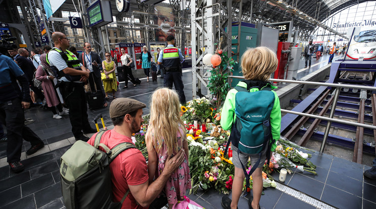 Virágok a frankfurti gyilkosság helyszínén / Fotó: MTI/EPA/Armando Babani