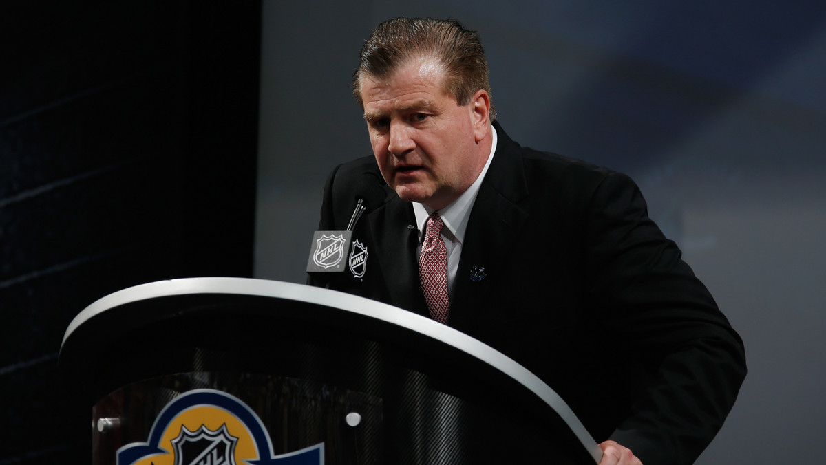 NHL uznała, że Jim Benning menedżer Vancouver Canucks przekroczył reguły obowiązujące przed otworzeniem okienka kontraktowego. Chodzi o komentarze Benninga na temat potencjalnego zatrudnienia Stevena Stamkosa i P.K. Subbana.