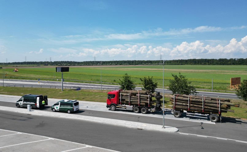 Patrol ITD zatrzymał zespół pojazdów przewożący ładunek drewna