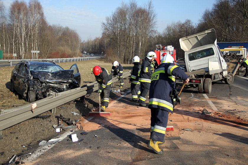 Preczów. Zderzenie ciężarówki z osobowym fordem mondeo 