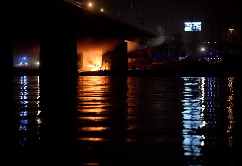 Jak tłumaczy Paweł Frątczak, pożar objął około 500 metrów kwadratowych konstrukcji przeprawy. Pożar rozprzestrzenia się w jej obydwie strony. Opanowanie ognia może zająć kilka godzin.