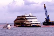 'Costa Concordia' ustawiona została do pionu.  źródło: Reuters