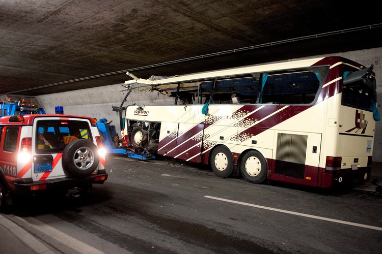 Zniszczony autokar z Belgii