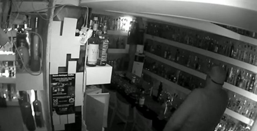Kamery monitoringu zarejestrowały złodzieja kradnącego wódkę