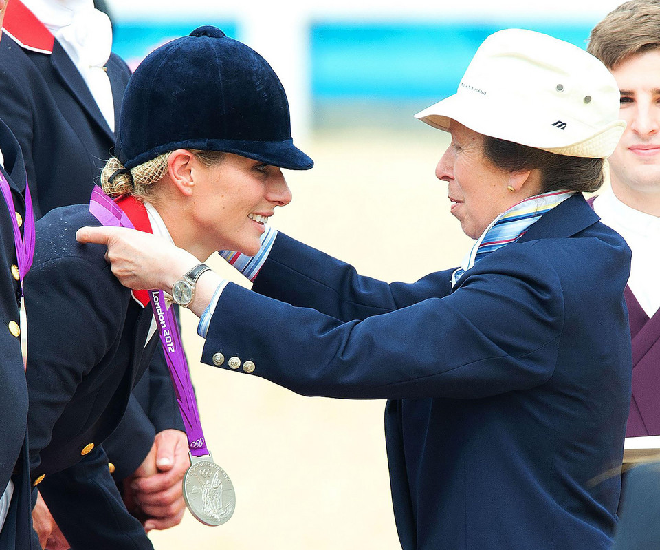 "Royalsi" na igrzyskach olimpijskich: Zara Tindall (na zdjęciu z księżniczką Anną)