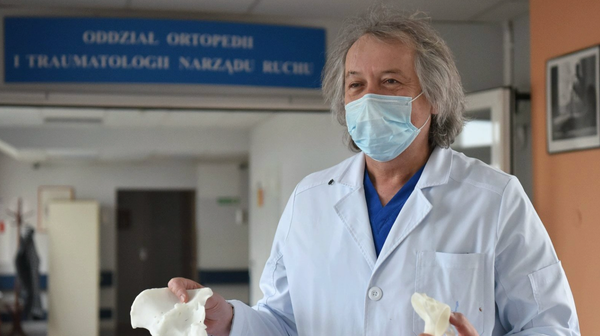 To prawdziwy przełom! Choć brzmi to niczym opowiadanie fantastyczne, jest to fakt. Poznańscy lekarze wydrukowali implant 3D i wszczepili go pacjentce. Bez niego kobieta nie miałaby szans, by znów chodzić.