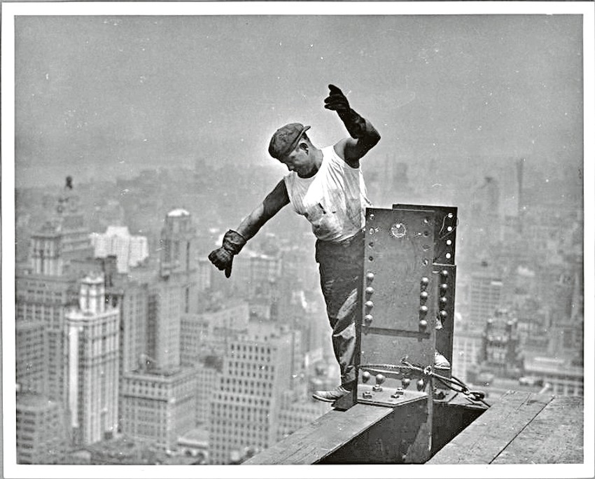 Na izgradnji je ukupno radilo oko tri hiljade radnika, koji su nedeljno u proseku radili nešto više od četiri sprata