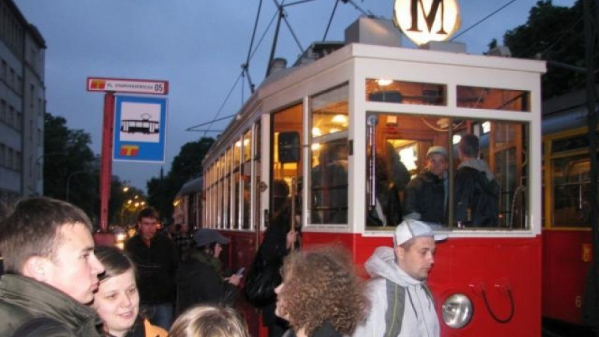 Prawdziwa gratka dla miłośników starych zabytkowych tramwajów. Drugiego dnia świąt po ulicach Warszawy kursuje specjalna linia M - jak Mikołaj. Obsługują ją tylko historyczne wehikuły.