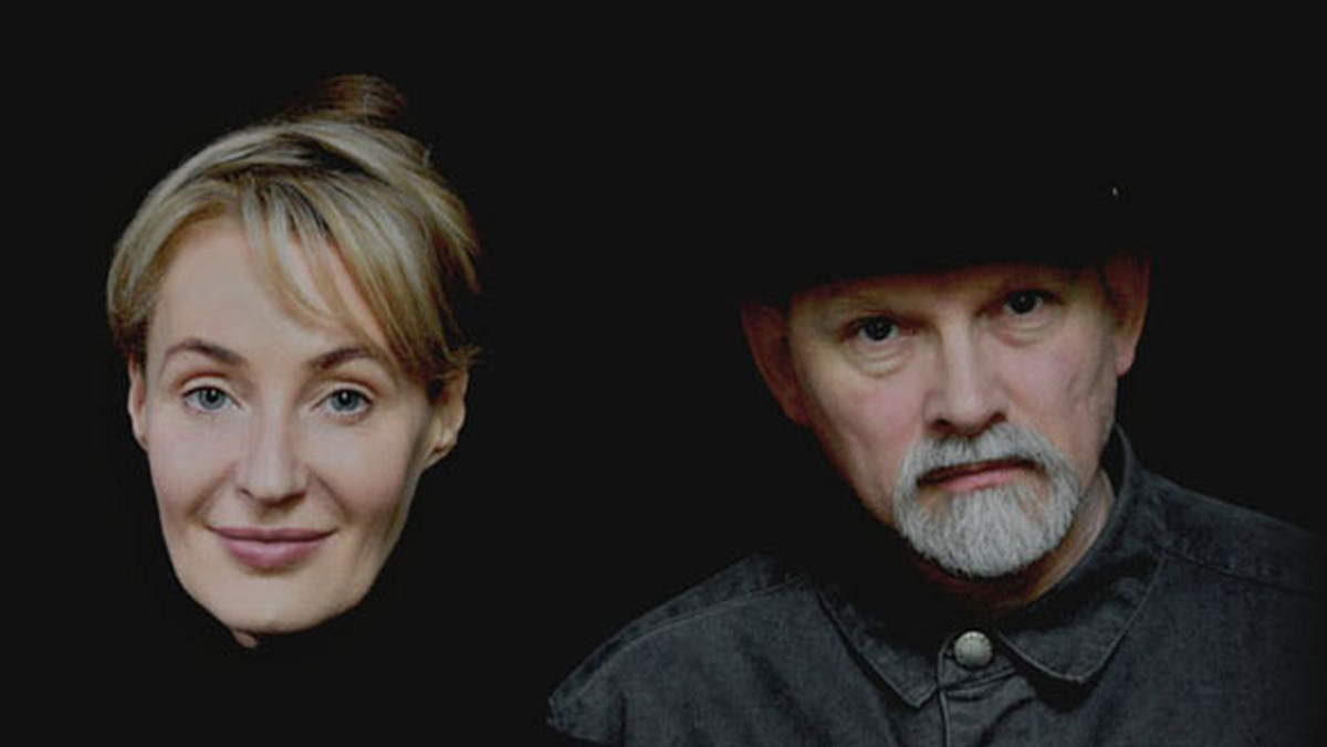 Dead Can Dance w Polsce! Jesienny koncert formacji był jednym z najbardziej gorących wydarzeń koncertowych w naszym kraju. Każdy, kto nie załapał się na występ w Sali Kongresowej, lub chciałby przeżyć to jeszcze raz, będzie miał niesamowitą okazję. Bilety na ostatni koncert Dead Can Dance w Polsce wyprzedały się bardzo szybko, a wiele osób, które pojawiło się pod Kongresową z nadzieją na zdobycie biletu, odesłano z kwitkiem. Wejściówki w drugim obiegu osiągały astronomiczną kwotę 1000 zł.