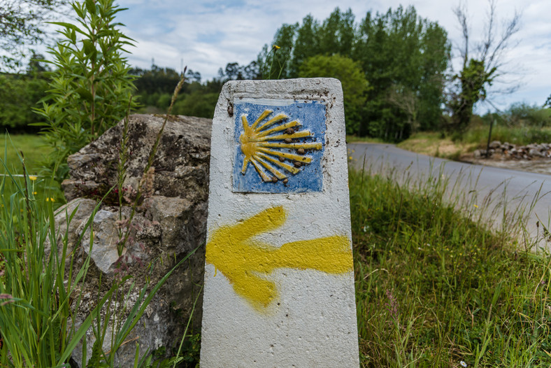 Charakterystyczne znaki Camino de Santiago można spotkać w całej Europie