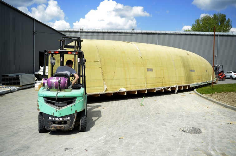 Właściciele stoczni, Tomasz Babicz i Waldemar Królikowski, budowy jachtów uczyli się pracując we Włoszech. Jachty budowane w Ropczycach to luksusowe jednostki robione na zamówienie.  

<br><br> fot. (dd/mr) PAP/Darek Delmanowicz