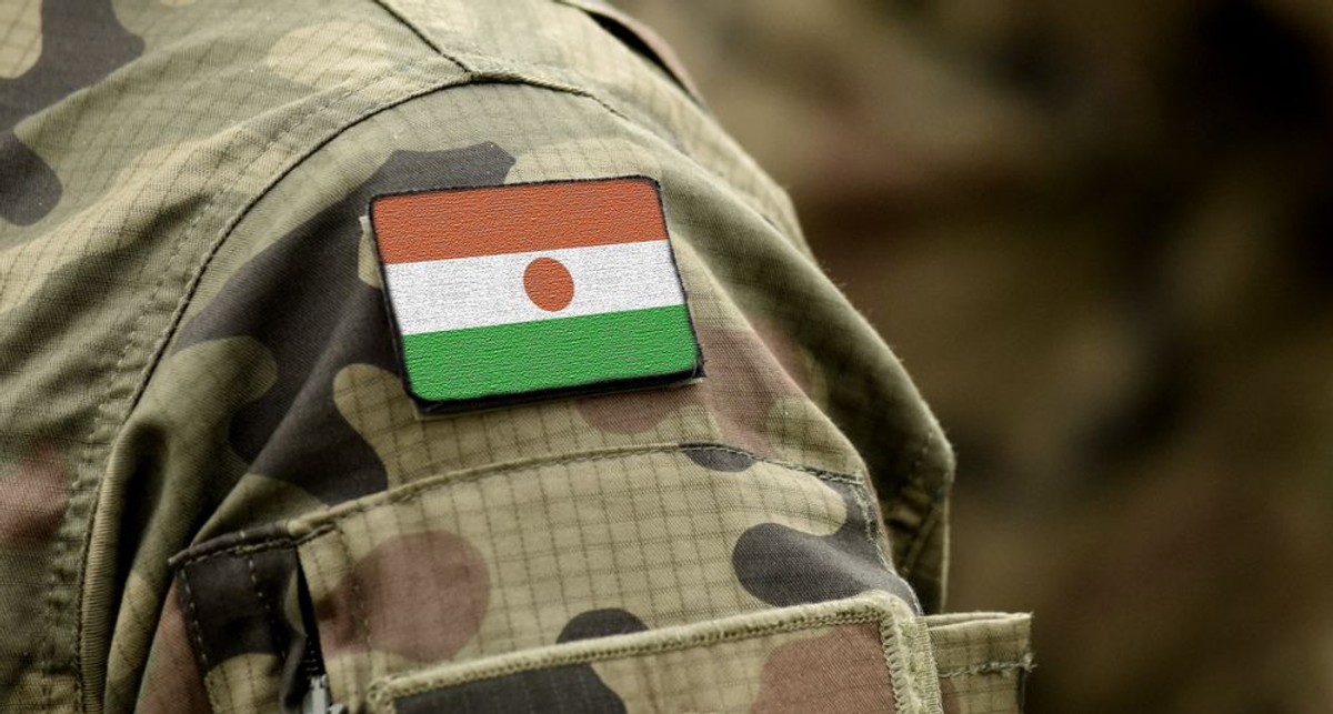 Flaga Nigru na mundurze żołnierza