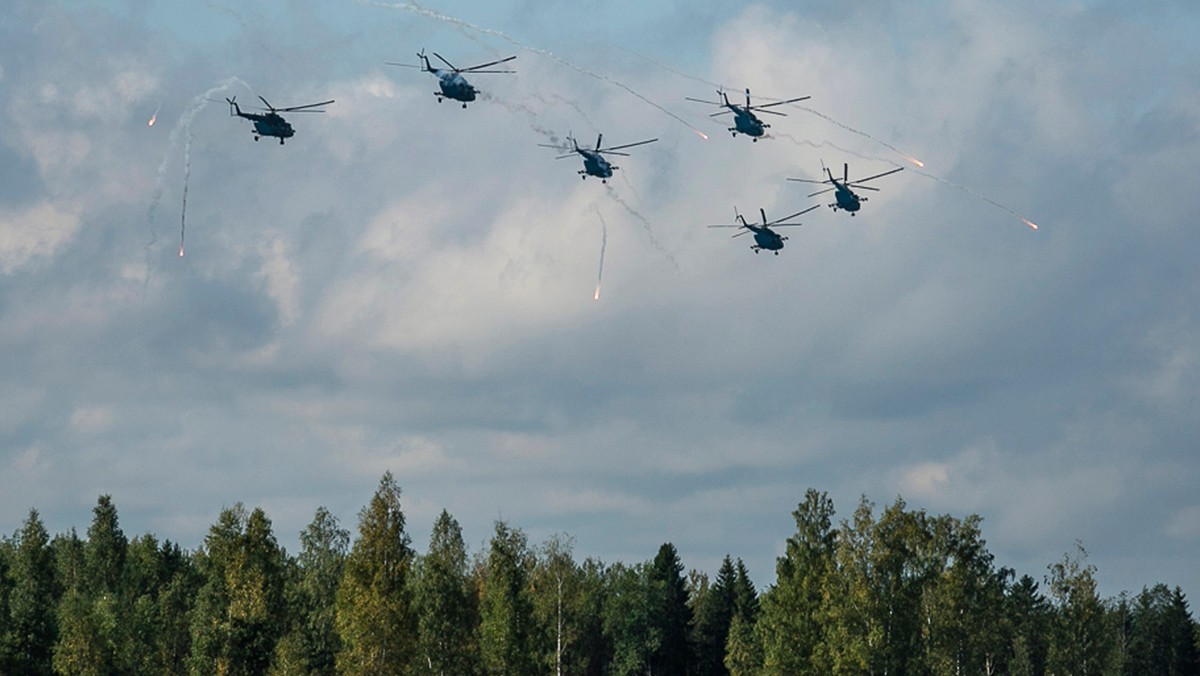 Odłamki pocisku ze śmigłowca raniły dwóch widzów podczas ćwiczeń Zapad-2017 w obwodzie leningradzkim - podały rosyjskie portale. Ministerstwo Obrony zaprzeczyło informacjom o rannych i oznajmiło, że opublikowane w internecie nagranie ostrzału dotyczy innego incydentu.