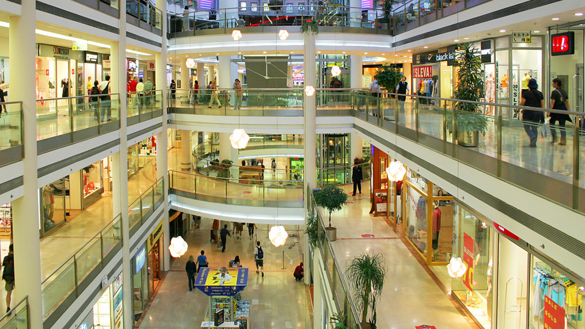 Jeszcze kilka lat temu wielkie centra handlowe wzbudzały w Polsce entuzjazm. Dziś coraz częściej świecą pustkami. Czyżby rynek się nimi nasycił?