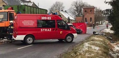 Czołowe zderzenie osobówki z ciężarówką. Z auta została miazga!