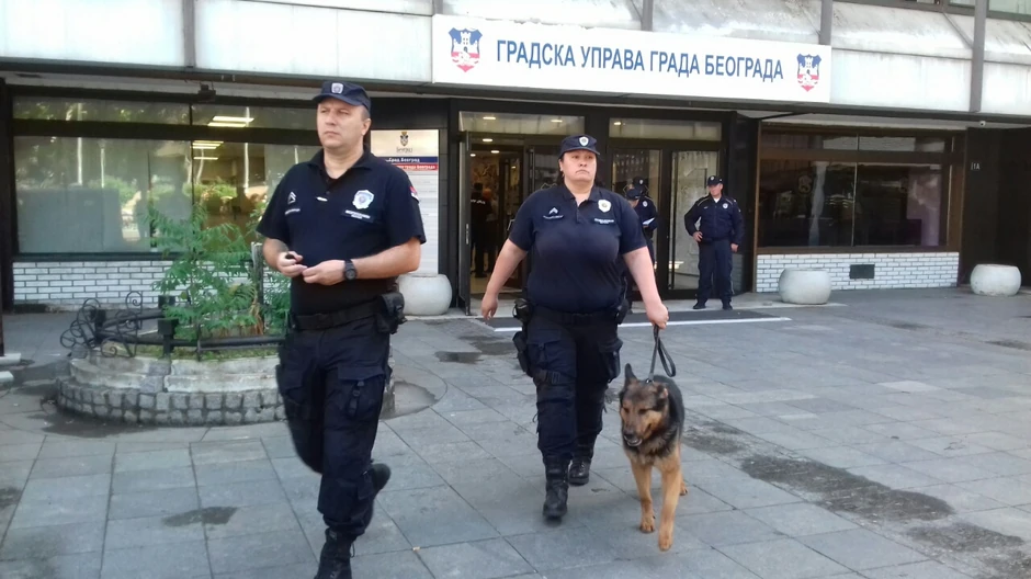 Policija sa psima ispred zgrade
