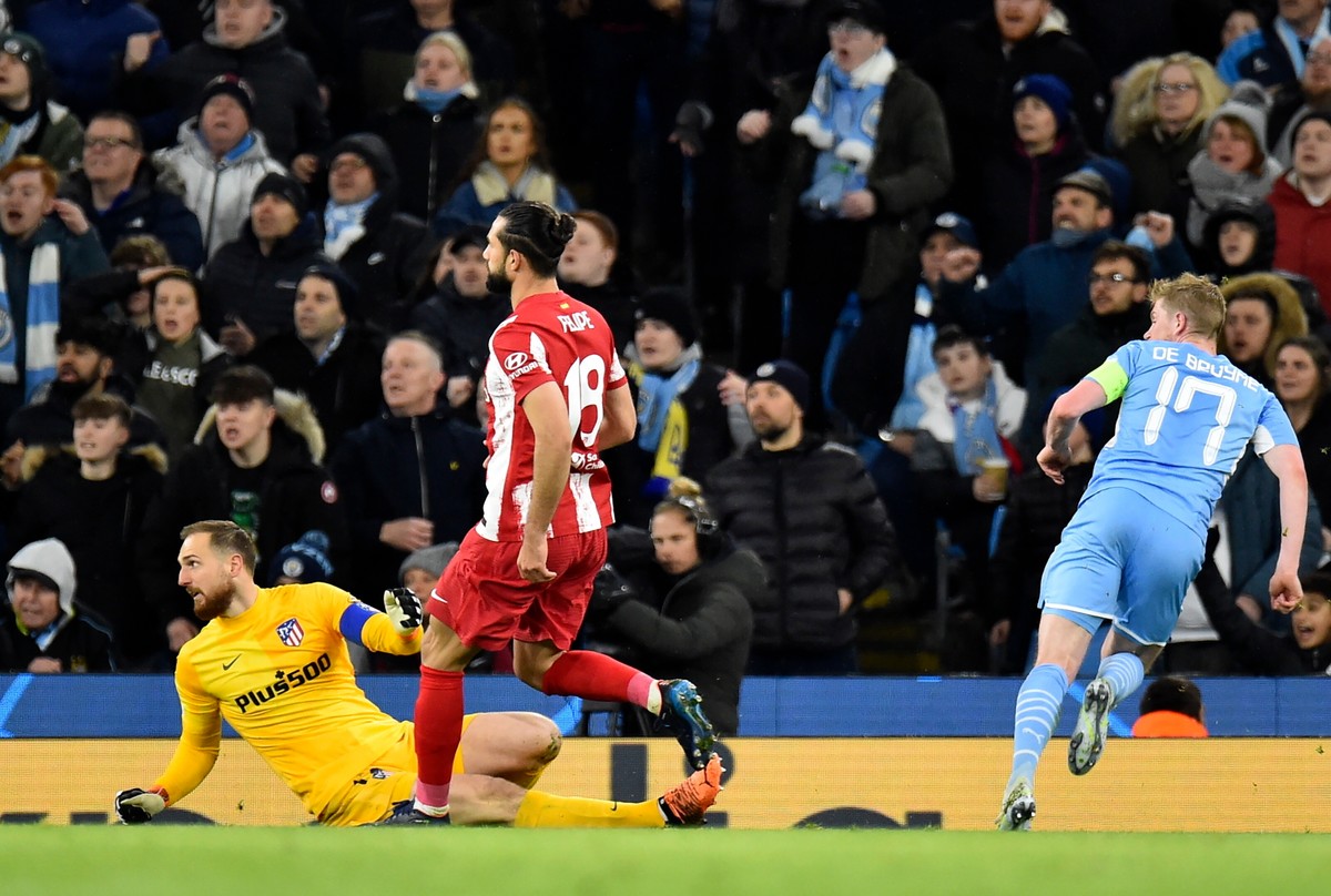 Piłkarz Manchesteru City Kevin De Bruyne (P) strzelający gola Atletico Madryt w ćwierćfinale piłkarskiej Ligi Mistrzów