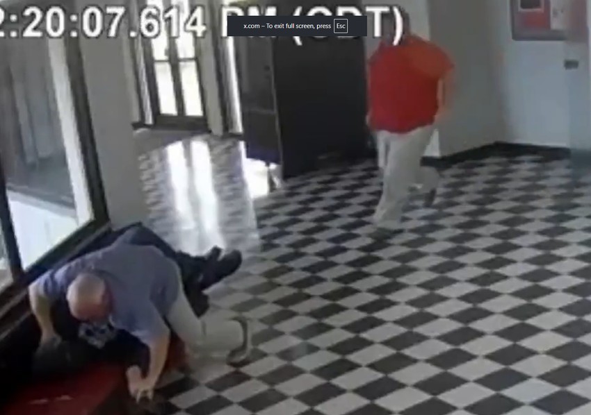 Drugi zaposleni (desno) pritrčava i uzima pištolj, dok direktor Kirk Mur drži pomahnitalog napadača Viktora Hokinsa