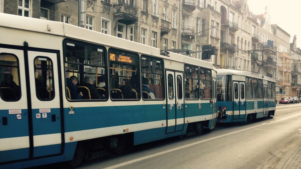 We Wrocławiu już po raz piąty ruszyła walentynkowa akcja, która ma pomóc pasażerom w odnalezieniu drugiej połówki. W miejskich tramwajach i autobusach pojawiły się specjalne miejsca "dla osób jeszcze niezakochanych". W dodatku w ramach zabawy, przedstawiciele MPK proszą mieszkańców o podanie przepisu na miłość. Do wygrania atrakcyjne nagrody.