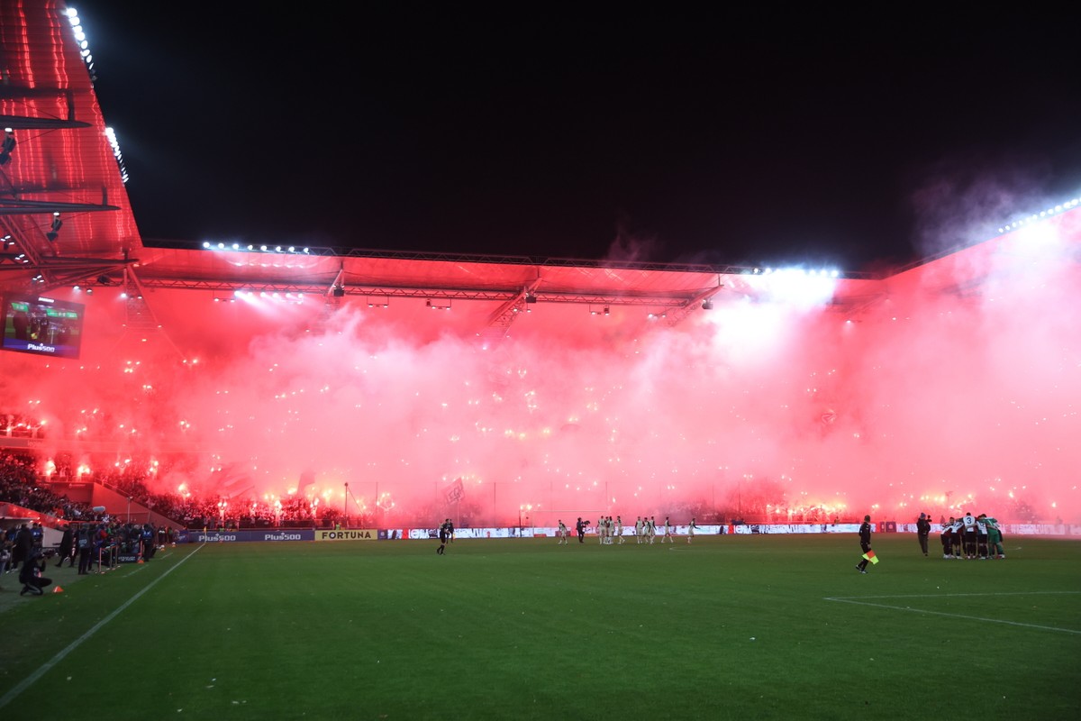 Kibice Legii Warszawa przed meczem 14. kolejki piłkarskiej Ekstraklasy z Widzewem Łódź