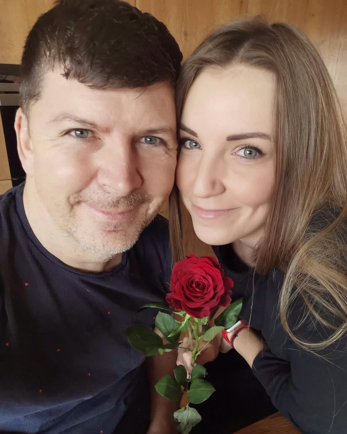 Andrej Bičan so snúbenicou Miškou.