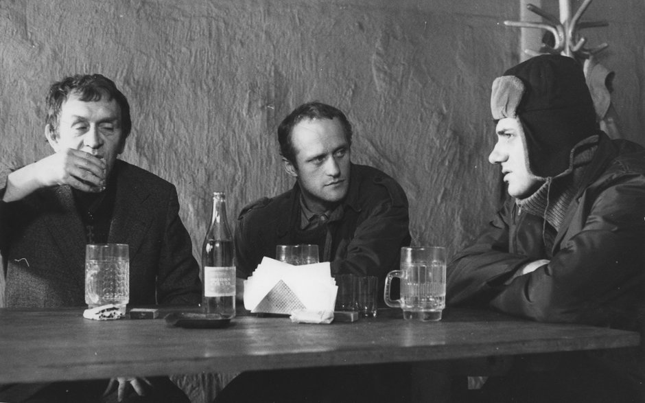 Od lewej: Ludwik Pak, Edward Żentara i Wiktor Zborowski na planie filmu "Siekierezada"