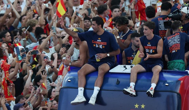 Rodri, kapiten Španije i Pedri sede na krovu autobusa u Madridu | Foto: Reuters